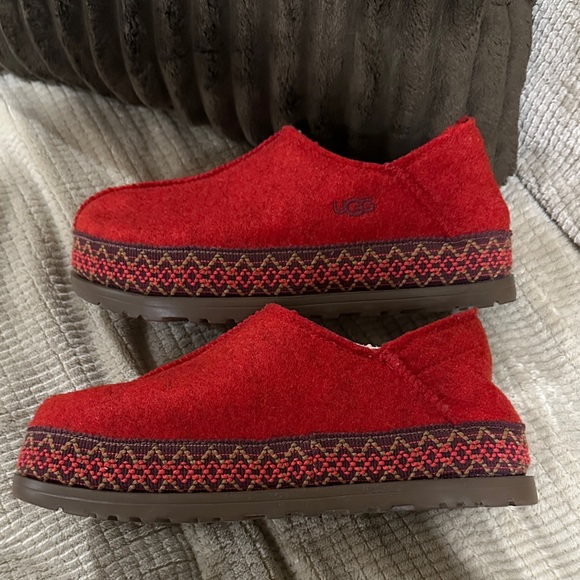 UGG Shoes - Ugg felt cozy red clogs.